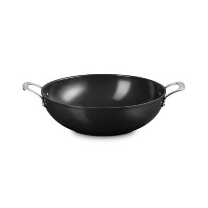 224394 wok essential 32 cm 6 l cerna hlinik le creuset
