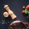 224079 1 mlynek na pepr classic 21 cm hneda drevo le creuset