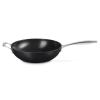 224136 neprilnava panev essential 30 x 9 cm cerna hlinik le creuset