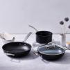 223206 4 neprilnava panev toughened 30 x 11 5 cm cerna hlinik le creuset