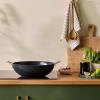224394 1 wok essential 32 cm 6 l cerna hlinik le creuset