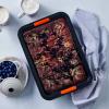 223215 1 forma na kolac 33 x 25 cm cerna ocel le creuset